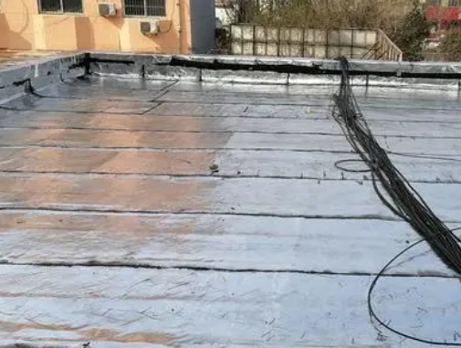 新源卫生间漏水维修公司分享下新源屋面楼顶防水刚性防水层施工要点。
